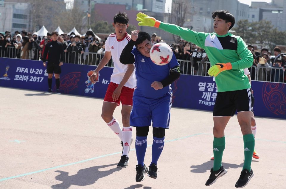 Maradona choi bong o Han Quoc anh 1