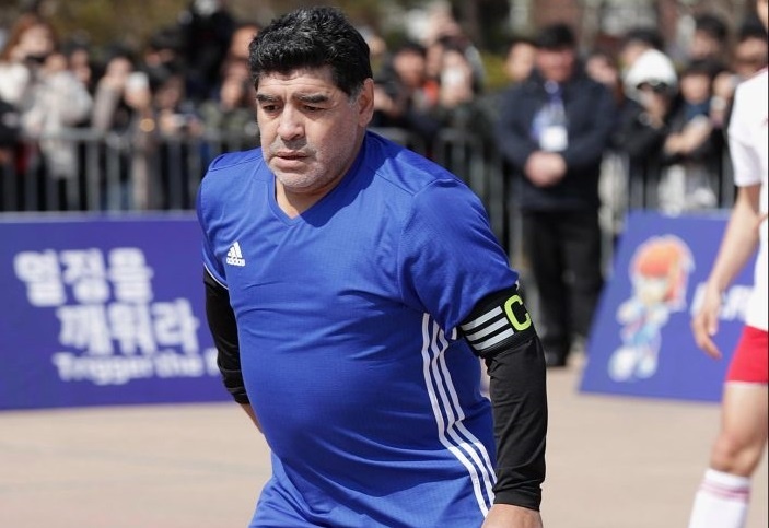 Maradona phien ban bung bia tai hien 'ban tay cua Chua’ hinh anh