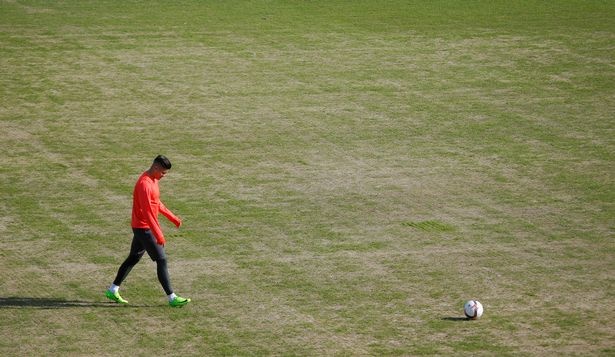 Doi thu cua MU bi cam da tren san ‘thua ruong’ hinh anh