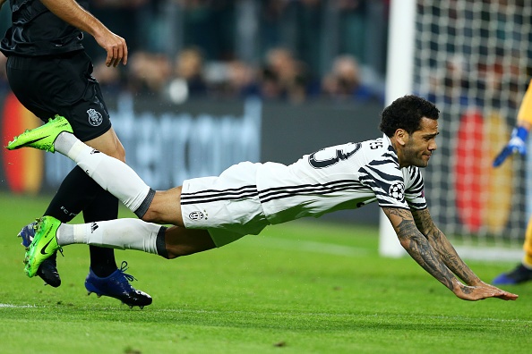 Dani Alves om mat an va du bi danh nhe vao vai hinh anh