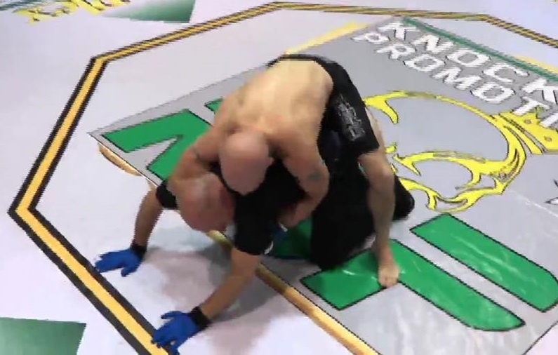 Bi danh guc, vo si hoa mat ra don nguy hiem voi trong tai hinh anh