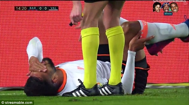 Suarez tinh quai lam kho dong huong Messi hinh anh