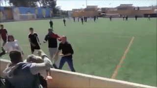 Phu huynh danh nhau trong tran dau cua tre con hinh anh