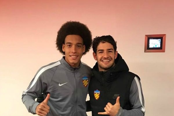 Dung vao ngoai binh noi tieng, 2 dong doi cua Tevez tra gia dat hinh anh