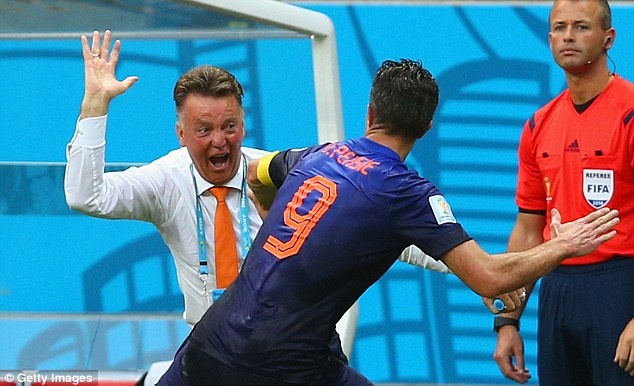 Van Gaal di xem tran thua cua Ha Lan, bao hieu tai xuat hinh anh