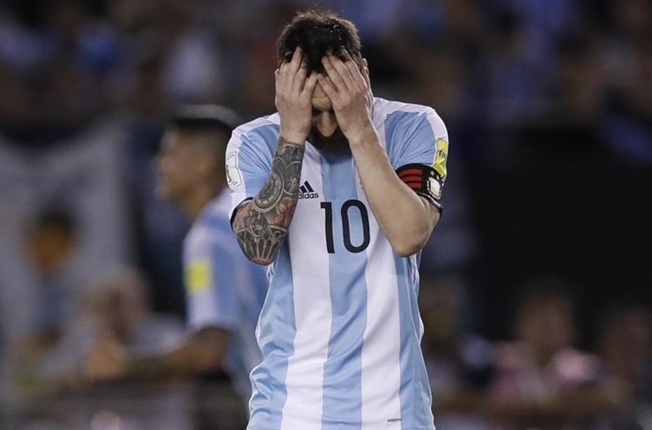 Trong tai Anh: ‘An phat Messi qua nang va sai luat’ hinh anh
