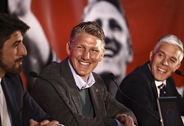 Schweinsteiger giat minh voi cau hoi ngo nghe cua phong vien My hinh anh