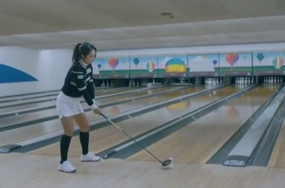 Man dung gay golf danh do chai pin tren duong bowling hinh anh