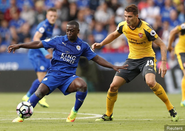 10 cau thu cao nhat va thap nhat Ngoai hang Anh anh 4