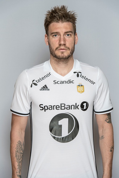 Bendtner ghi ban ngay tran ra mat anh 1