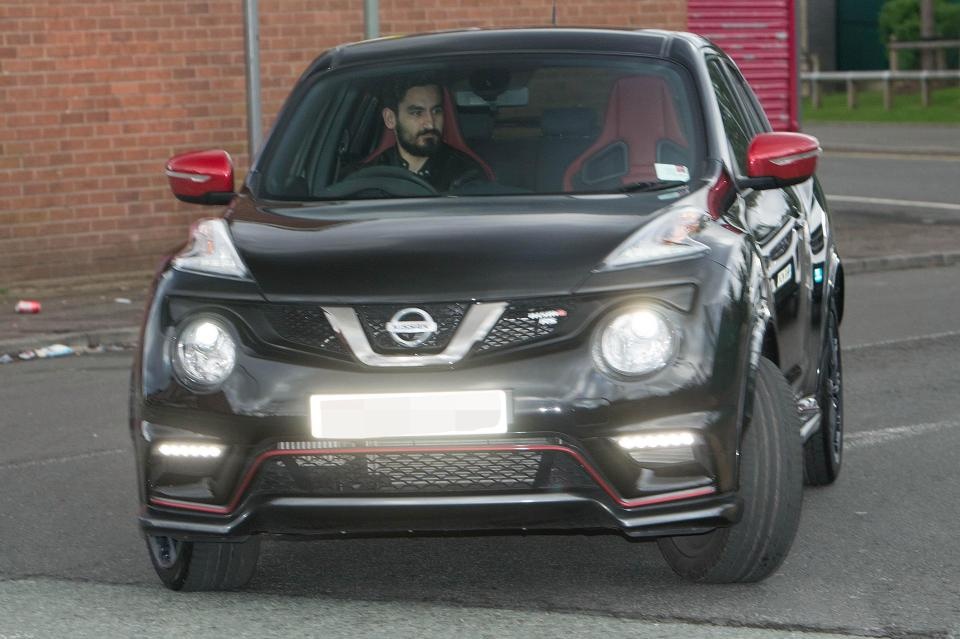 Sao nguoi Duc lai xe re tien den san tap Man City hinh anh