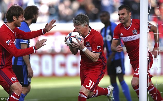 Pha ghi ban cua Schweinsteiger trong tran ra mat hinh anh