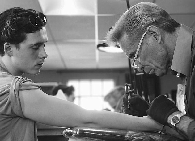 Con trai Beckham khoe hinh xam giong bo hinh anh