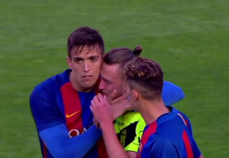 Thua Barca B 12 ban, doi bong ra quyet dinh bat ngo hinh anh