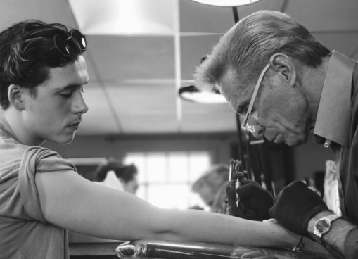 Con trai Beckham bi to ‘thieu hieu biet’ vi hinh xam tho dan hinh anh