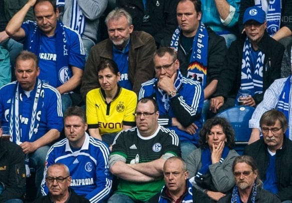 Fan nu Dortmund duoc trong thuong nho long qua cam hinh anh