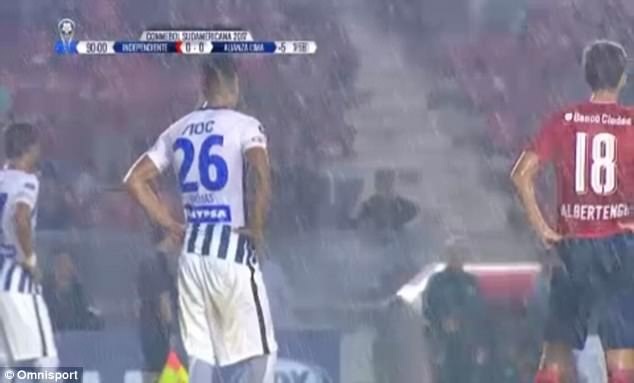 He thong tuoi nuoc lam cau thu uot sung o Argentina hinh anh