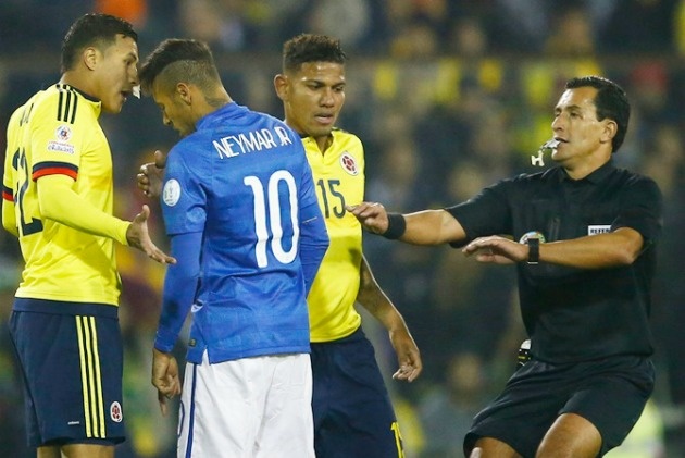 Neymar dinh the do vi sut bong vao nguoi doi thu hinh anh