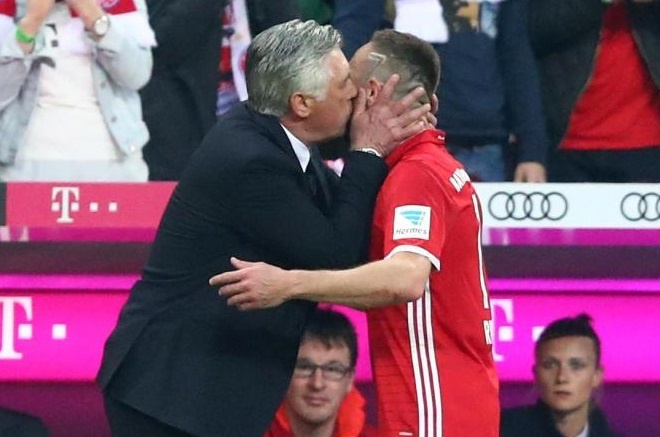 Robben không vui khi Ancelotti hôn má Ribery ảnh 1 Robben khong vui khi Ancelotti hon ma Ribery anh 1