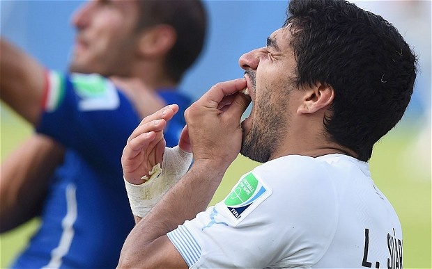 Biem hoa Chiellini lay kim nho rang tho Suarez hinh anh