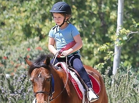 Con gai ut Beckham hao hung hoc cuoi ngua cung bo me hinh anh