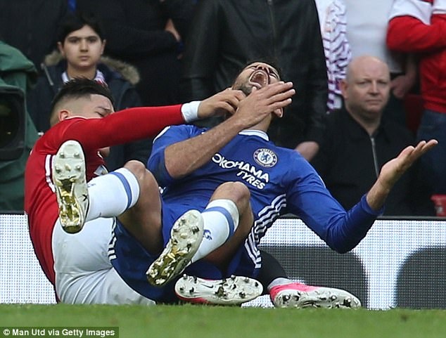 Trong tai Anh: ‘Costa, Rojo va Young nen cam thay nhuc’ hinh anh