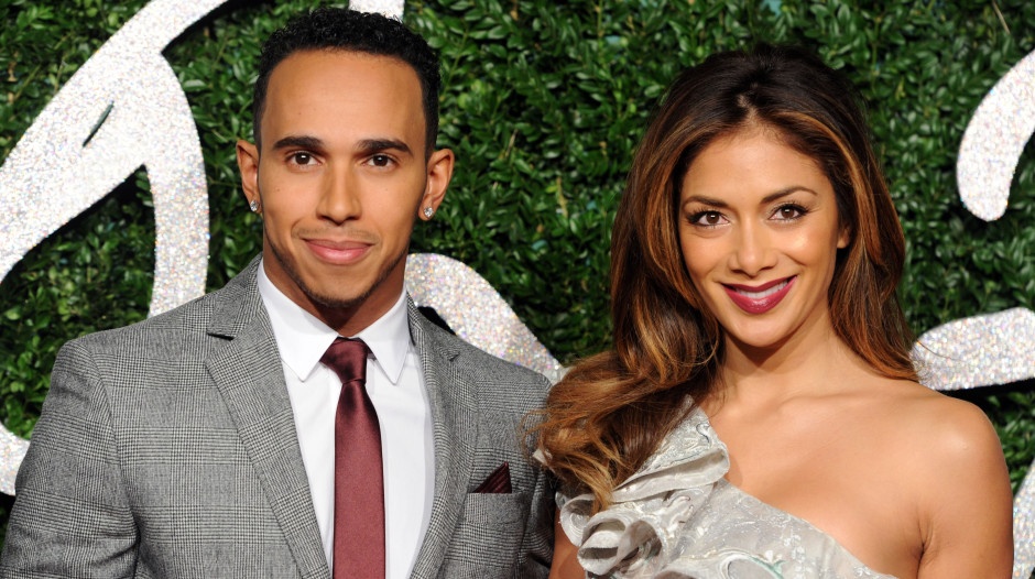 Lewis Hamilton nghe nhac cua tinh cu hat tang hinh anh