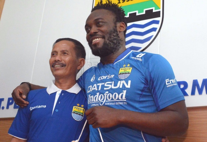 Michael Essien dang da 'chui' o Indonesia hinh anh