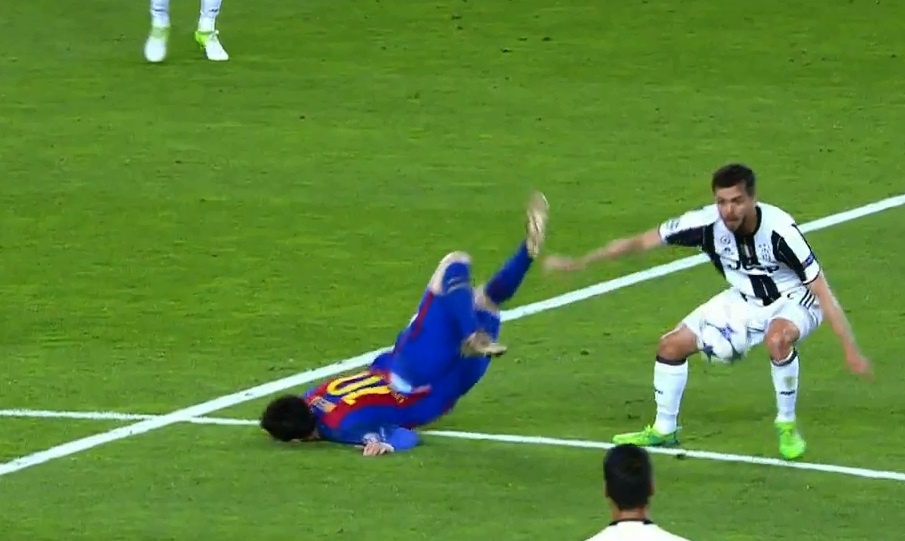 Messi nga dap mat xuong san anh 3