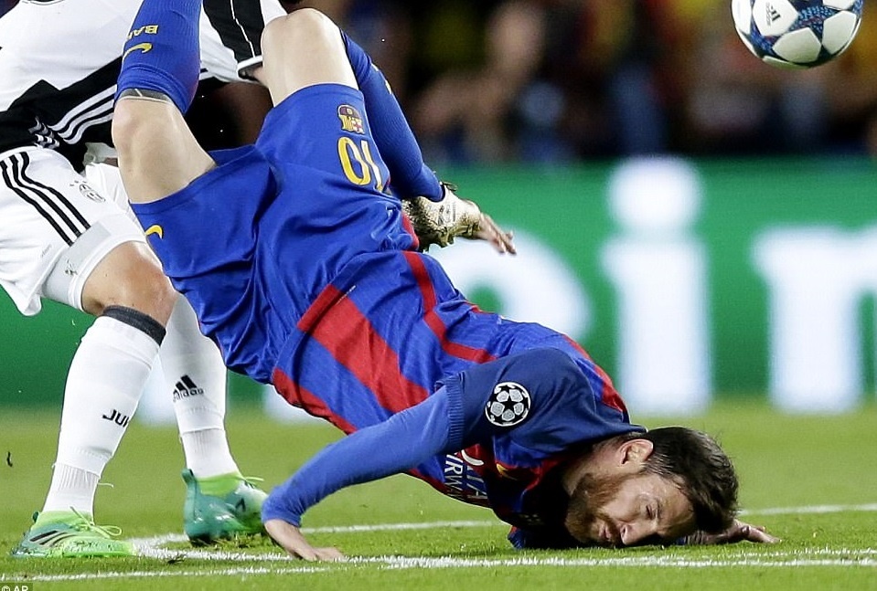 Messi nga lon co, dap mat xuong san va chay mau hinh anh