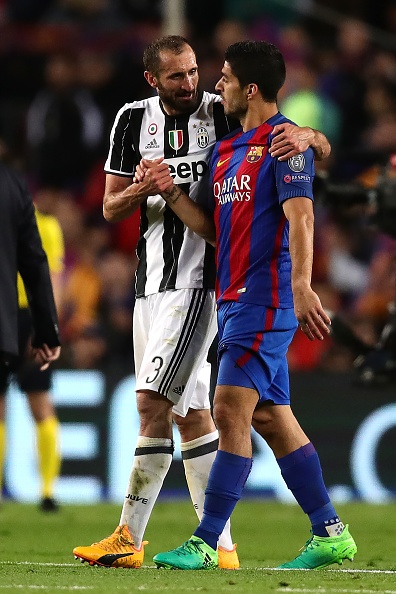 Suarez doi ao voi Chiellini anh 2