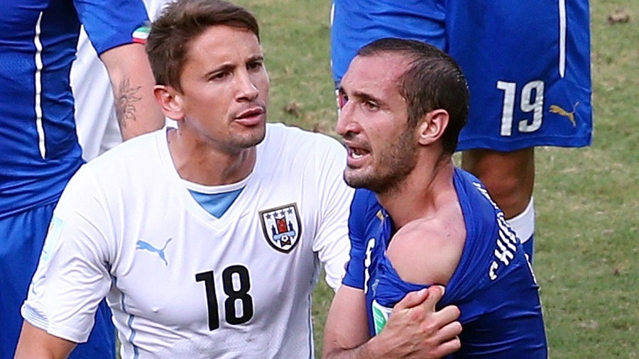 Suarez doi ao voi Chiellini anh 6