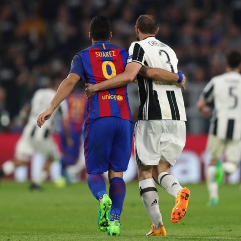 Suarez doi ao voi Chiellini anh 4
