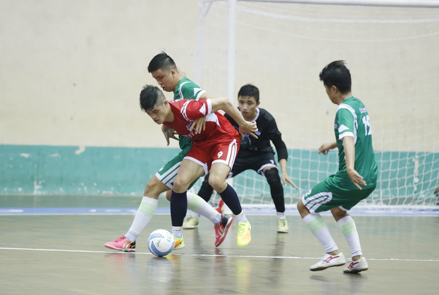 Kho luyen tren san xi mang, DH Duy Tan vo dich futsal Da Nang hinh anh