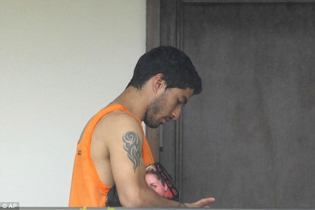 Suarez doi ao voi Chiellini anh 7