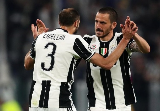 Hai hon da tang Juve tranh nhau doi ao voi Messi hinh anh