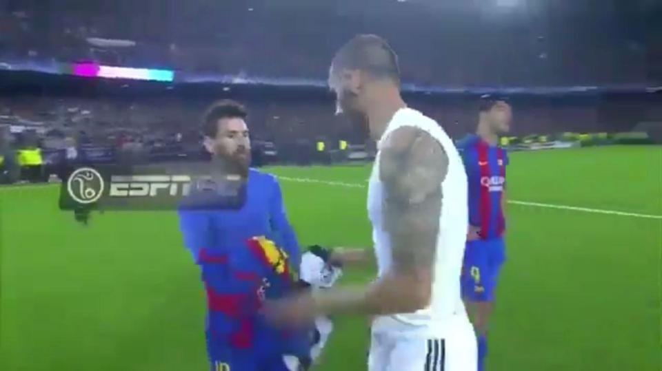 Bonucci va Chiellini tranh doi ao voi Messi anh 1