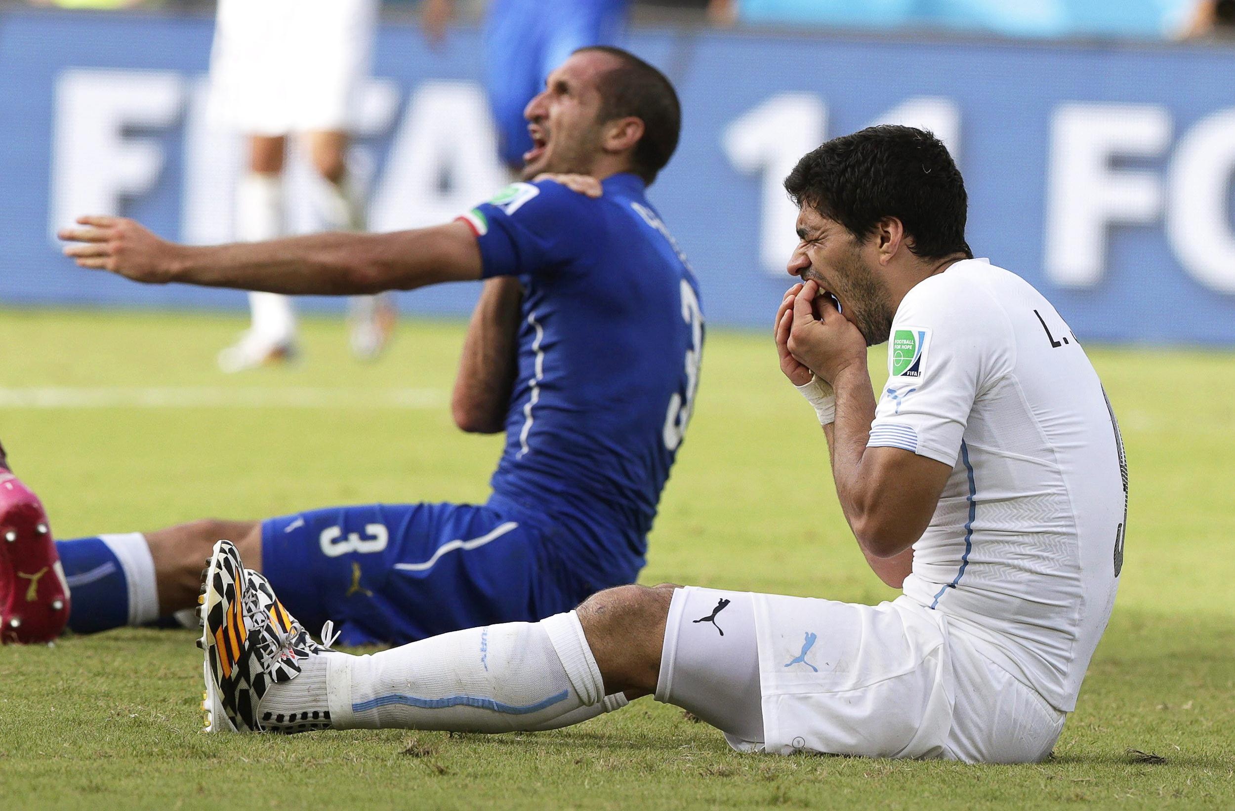 Suarez doi ao voi Chiellini anh 5