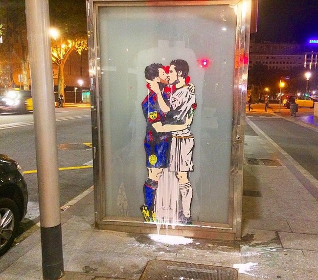 tranh Messi hôn Ronaldo ảnh 1 tranh Messi hon Ronaldo anh 1