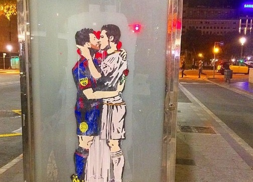 Buc tranh Messi kieng chan hon Ronaldo nam giua Barcelona hinh anh