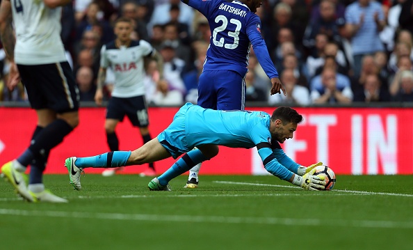 Hugo Lloris gian lan, dang bi duoi tu hiep mot hinh anh