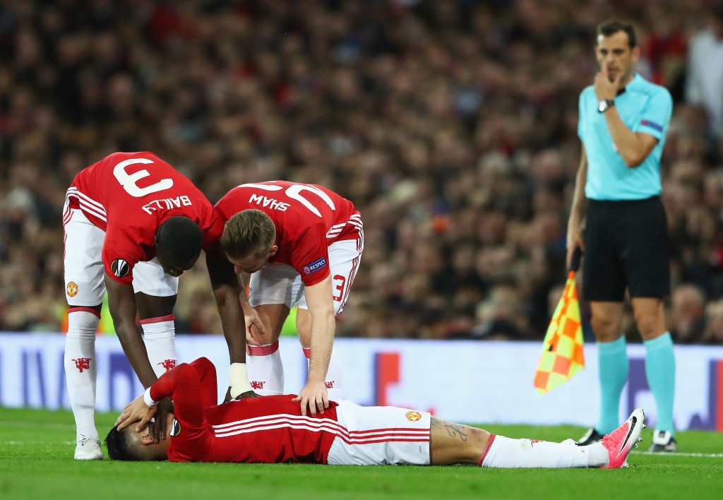 Tin khong vui lien tiep ap vao doi hinh MU hinh anh