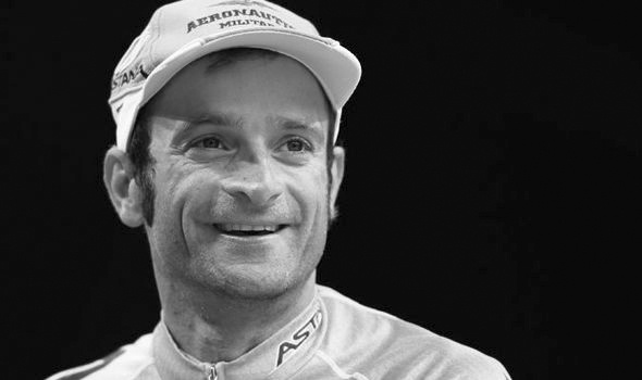 Tay dua xe dap bi oto dam chet hinh anh