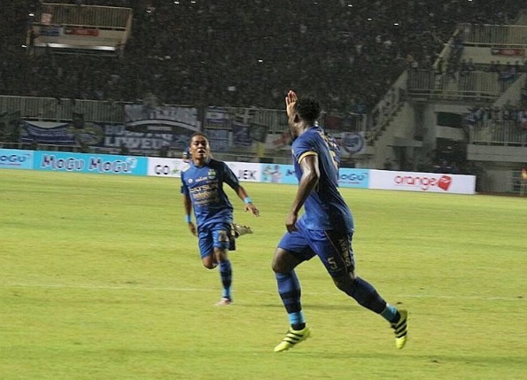 Essien ghi bàn đầu tiên ở đội bóng mới ảnh 1 Essien ghi ban dau tien o doi bong moi anh 1