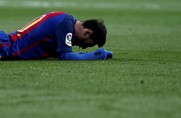 Messi nho ra chiec rang bi gay trong duong ham Bernabeu hinh anh