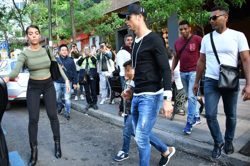 Ronaldo dua ban gai va con trai di mua sam anh 1