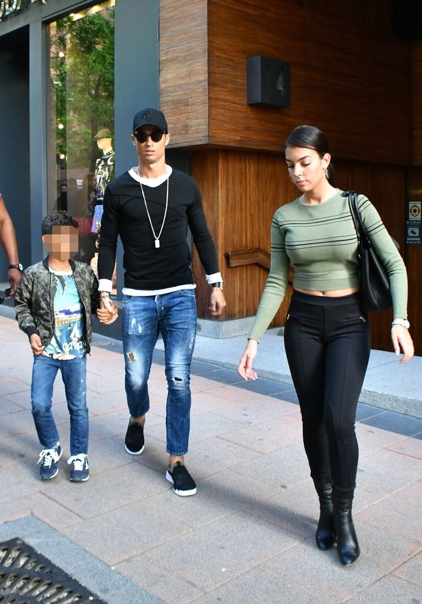 Ronaldo dua ban gai va con trai di mua sam anh 2