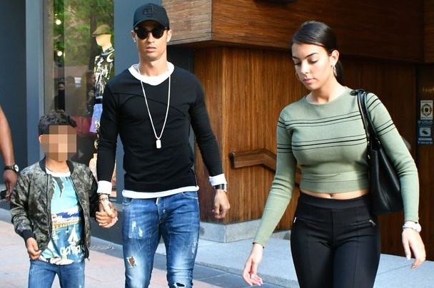 CR7 thap tung ban gai va con trai di mua sam giai sau hinh anh