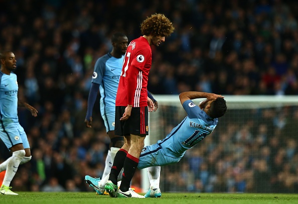 Fellaini rao ban biet thu anh 18