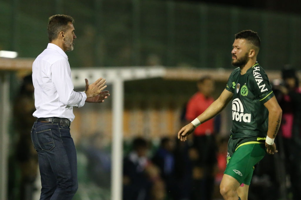 Cau thu bi duoi vi choc vao vung nhay cam cua doi phuong hinh anh